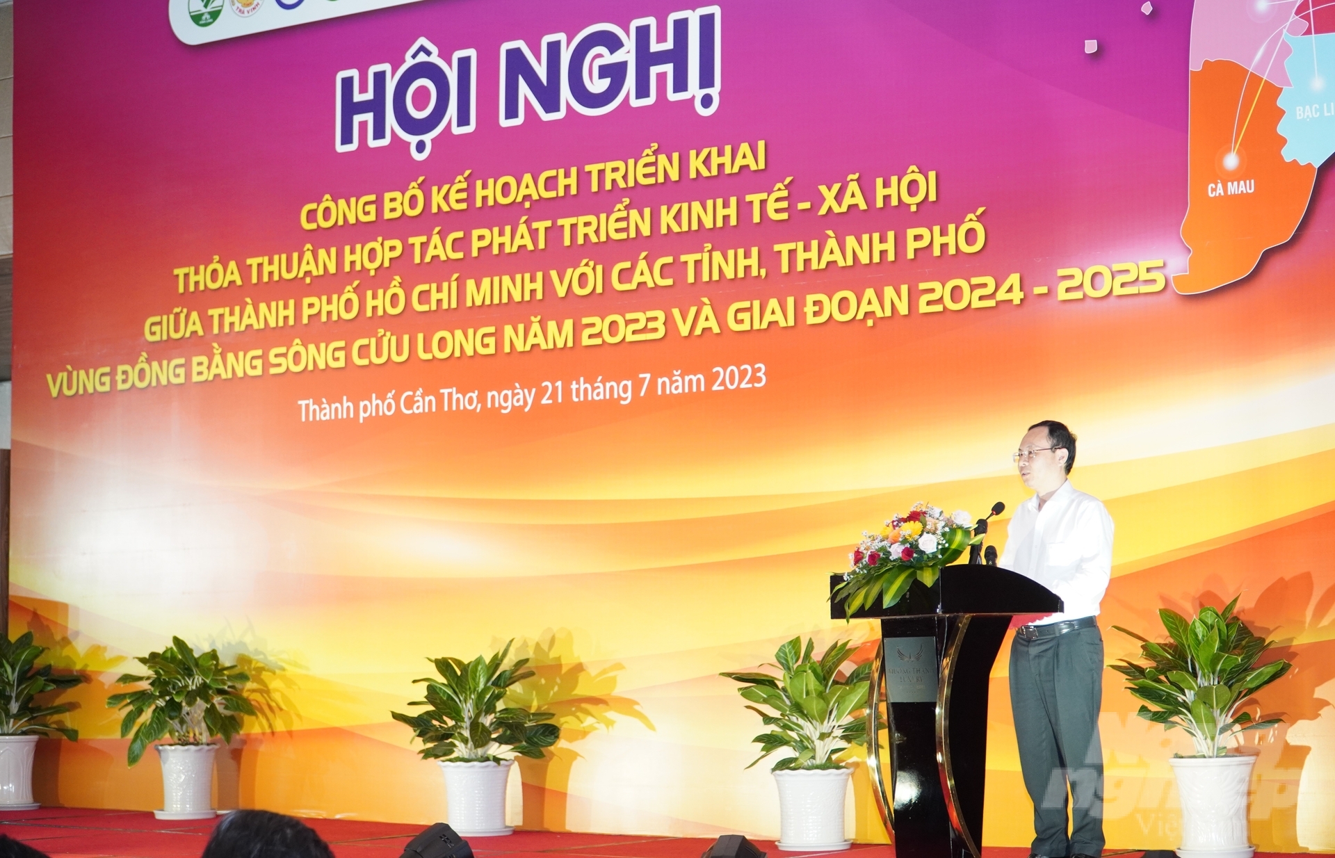 Secretary of Can Tho City Party Committee Nguyen Van Hieu shared that Can Tho city determines that development cooperation with Ho Chi Minh City is the basic and right direction, opening up many cooperation opportunities between businesses, investors, and localities. Photo: Kim Anh.