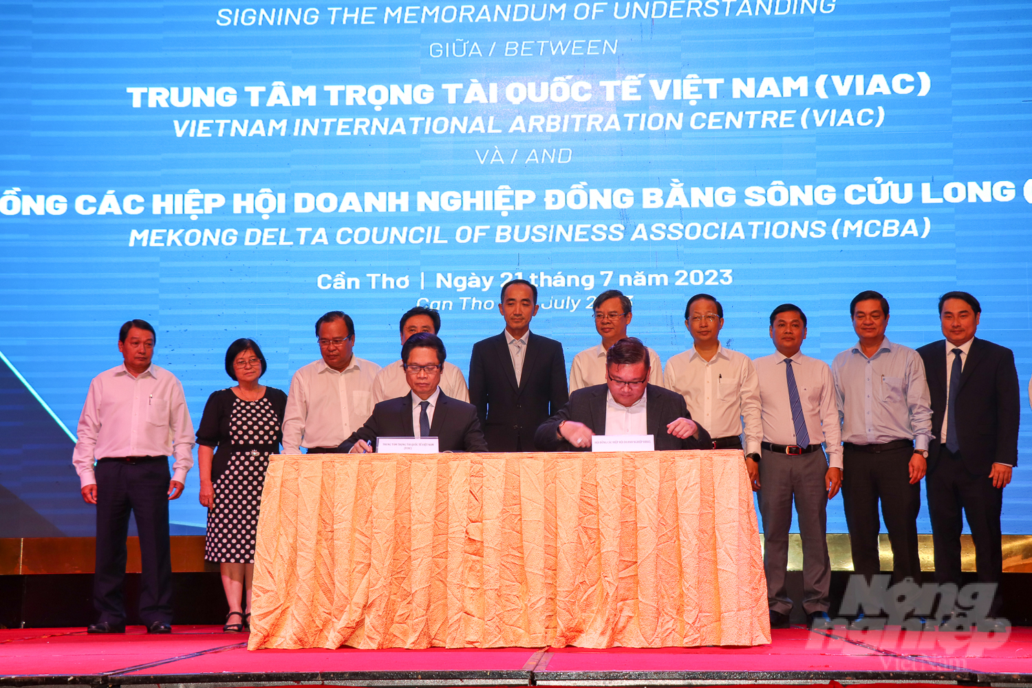 Ký kết Biên bản ghi nhớ hợp tác giữa Trung tâm Trọng tài quốc tế Việt Nam và Hội đồng các Hiệp hội doanh nghiệp ĐBSCL. Ảnh: Kim Anh.