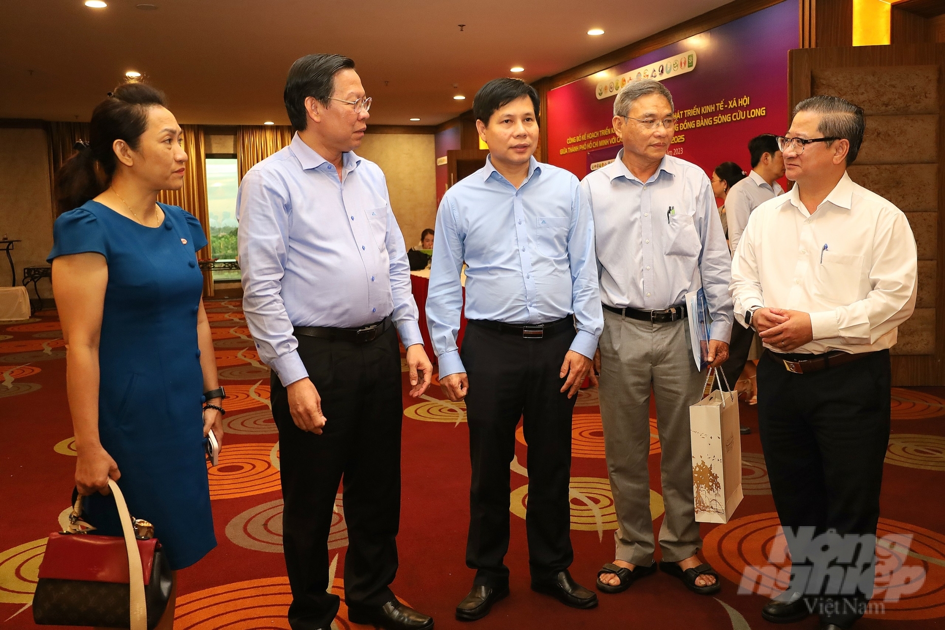 Local leaders discussed on the sidelines of the Conference to announce the implementation plan of the socio-economic development cooperation agreement between Ho Chi Minh City and the provinces and cities in the Mekong Delta in 2023 and the period 2024 - 2025. Photo: Kim Anh.