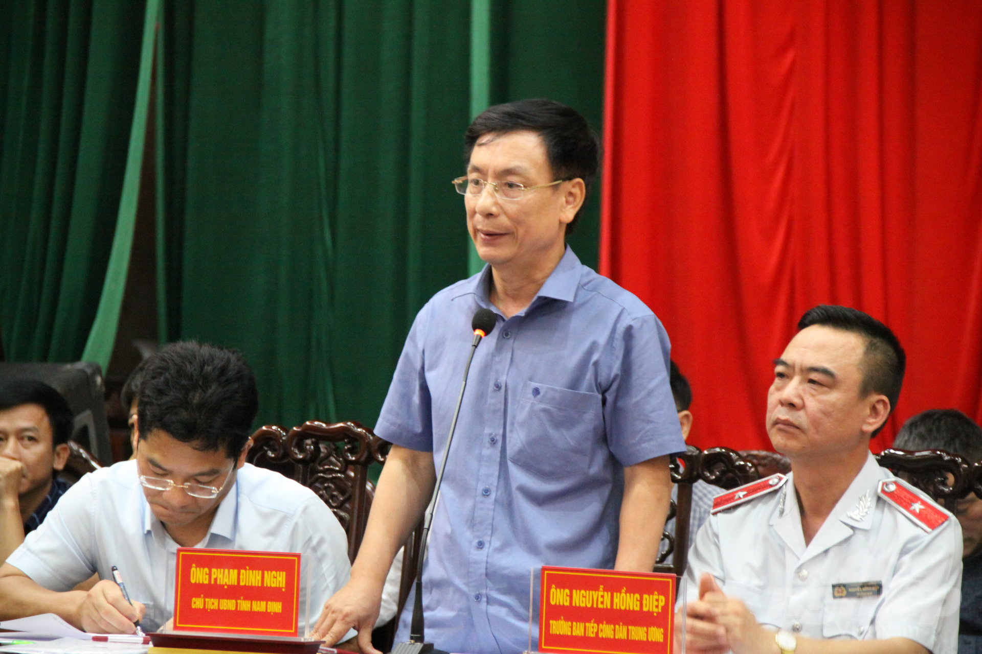 Chủ tịch tỉnh Nam Định Phạm Đình Nghị đối thoại với người dân bị thu hồi đầm bãi nuôi trồng thủy sản tại Cồn Xanh sáng 21/7. Ảnh: Kiên Trung.