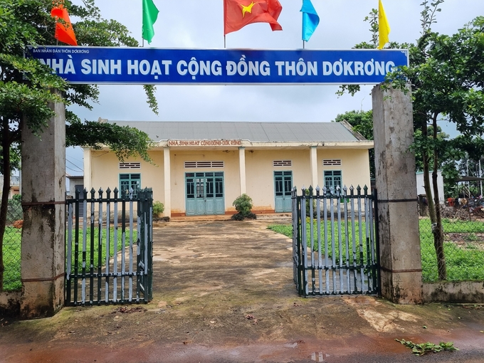 People use the community fund to build a cultural house in Dok Rong village. Photo: Dang Lam.