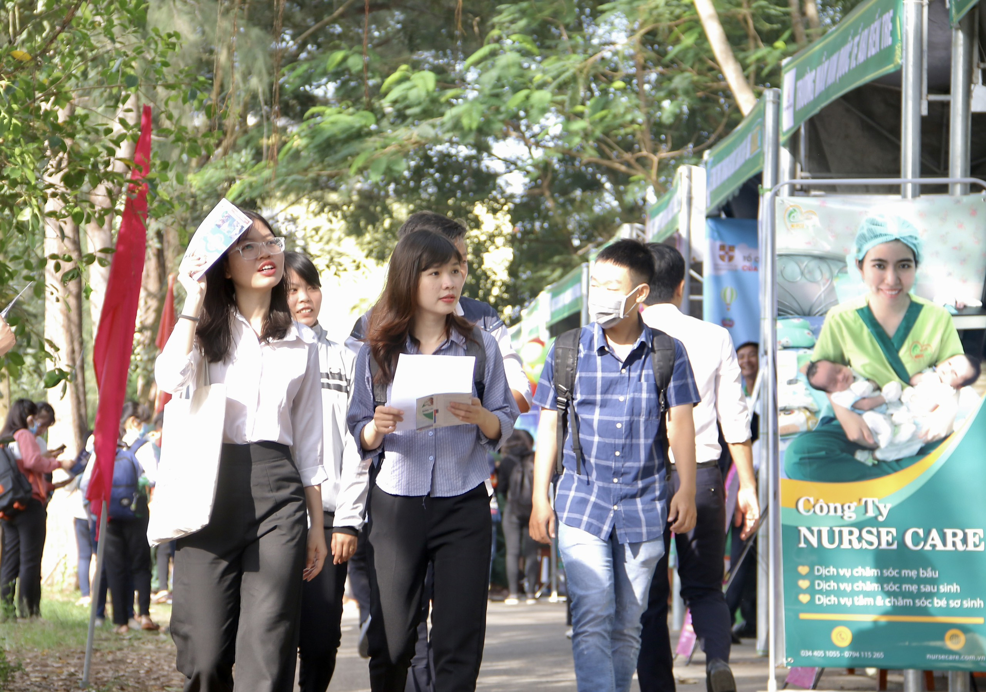 Ngày hội việc làm Đại học Trà Vinh năm nay có nhiều hoạt động như phỏng vấn, tuyển dụng trực tiếp, giao lưu kết nối doanh nghiệp.