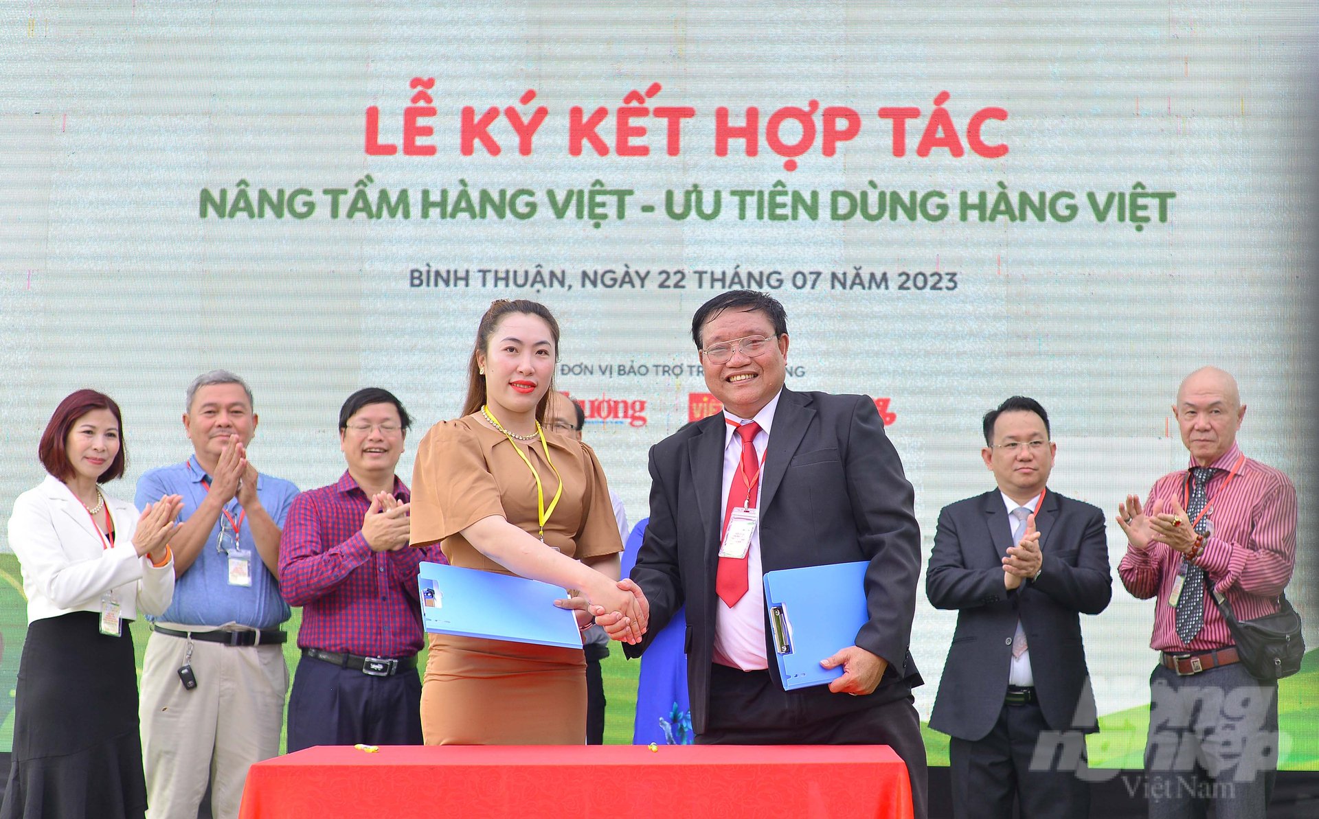 Trong chuỗi sự kiện khai mạc Hội chợ triển lãm thương mại Bình Thuận 2023 và Khai trương Ecofarm Pay Rest Stop Bình Thuận, đại diện Ecofarm Pay ký kết hợp tác phát triển với các tỉnh, doanh nghiệp. Ảnh: Minh Hậu.
