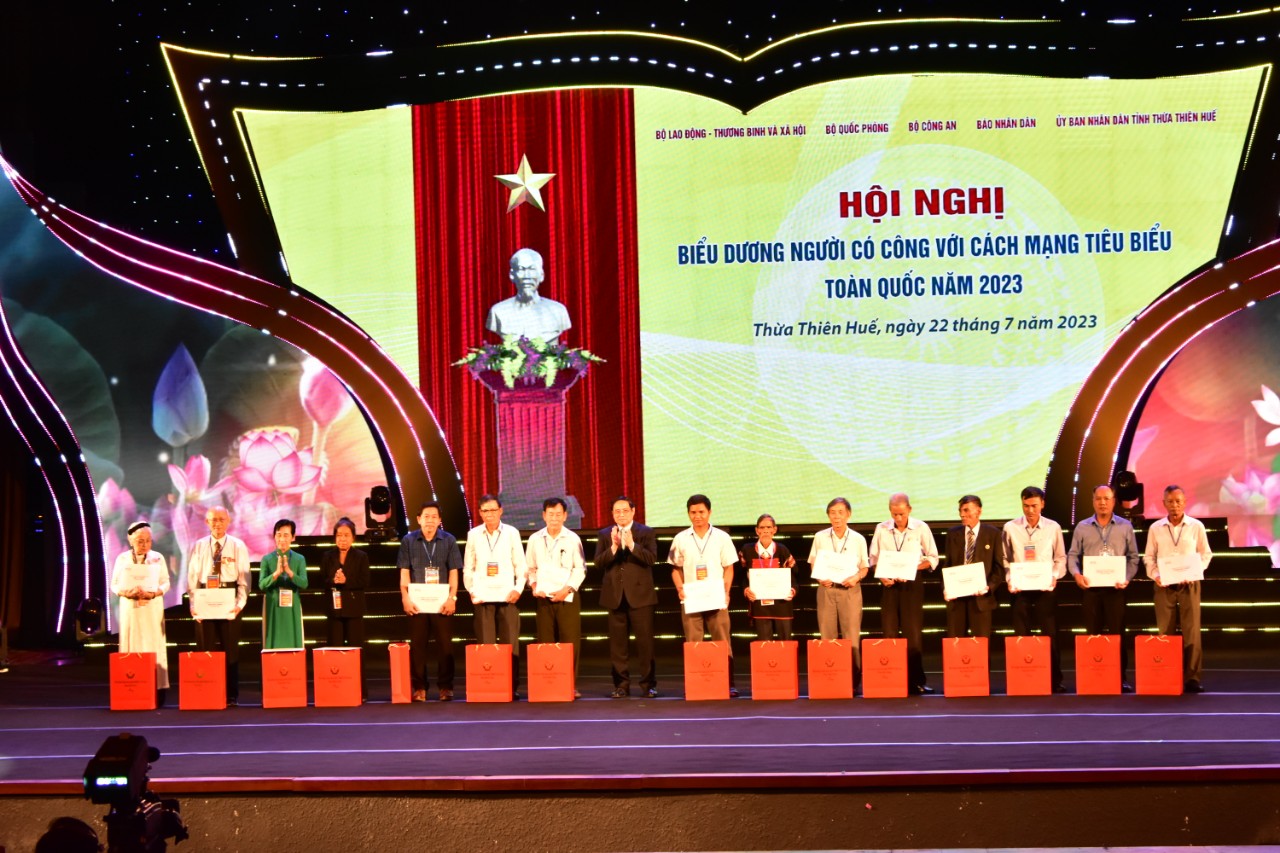 Thủ tướng Phạm Minh Chính tặng quà cho người có công trong khuôn khổ Hội nghị. Ảnh: CĐ.