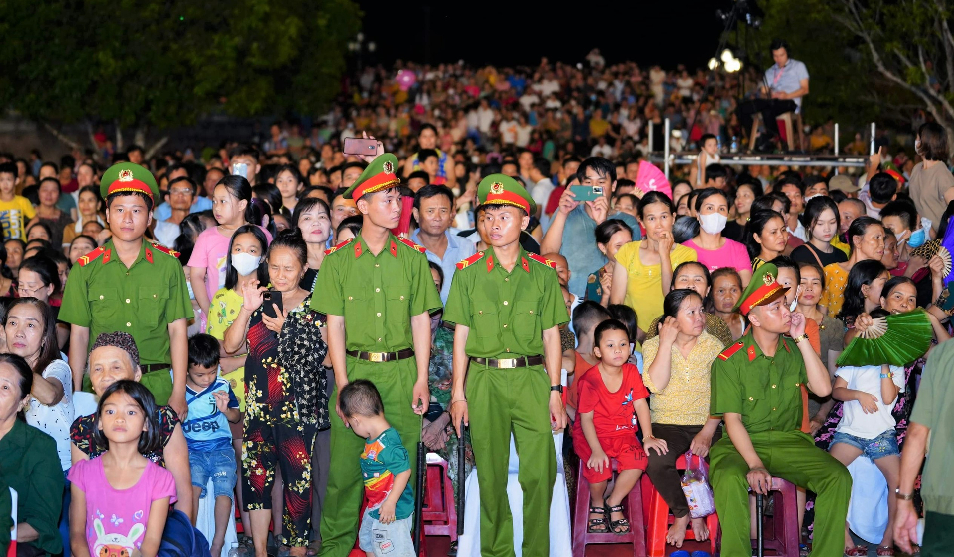 Hàng nghìn người đổ về Ngã ba Đồng Lộc theo dõi chương trình nghệ thuật 'Cõi thiêng Đồng Lộc - Nối mạch ngàn năm'.