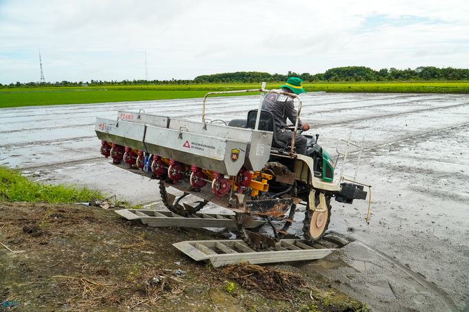 Ứng dụng cơ giới hóa trong sản xuất lúa, giúp chi phí đầu vào, phù hợp với kỹ thuật canh tác 1 phải 5 giảm. Ảnh: Kim Anh.