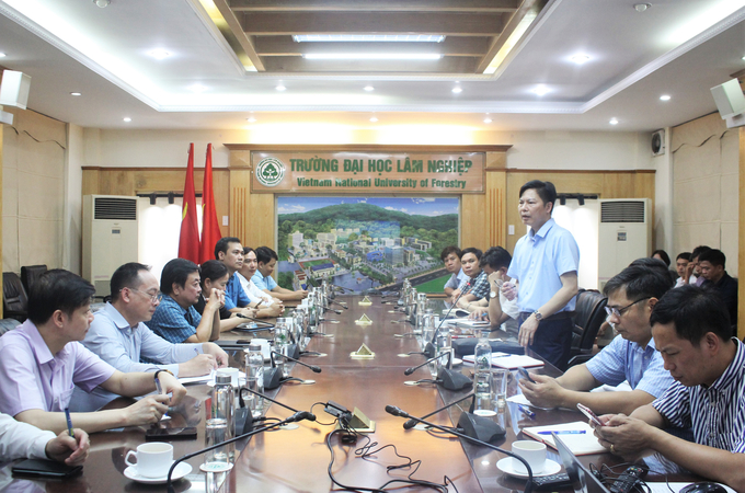 GS.TS Phạm Văn Điển, Hiệu trưởng Trường Đại học Lâm nghiệp (đứng) thông tin về kế hoạch tuyển sinh và định hướng hoạt động của nhà trường. Ảnh: Trung Quân.