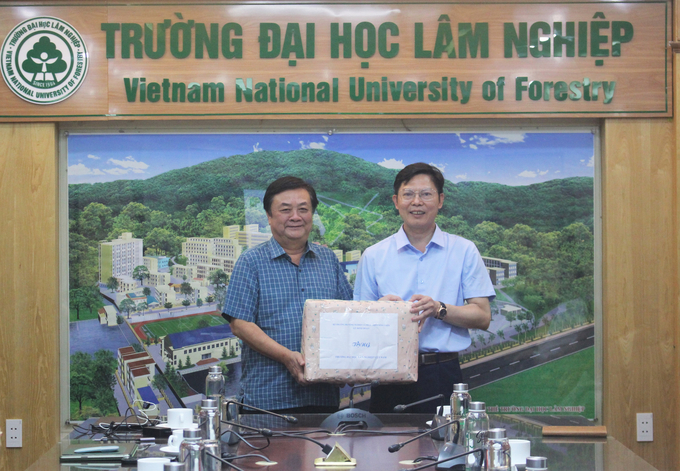 Bộ trưởng Bộ NN-PTNT Lê Minh Hoan tặng sách cho thư viện Trường Đại học Lâm nghiệp. Ảnh: Trung Quân.