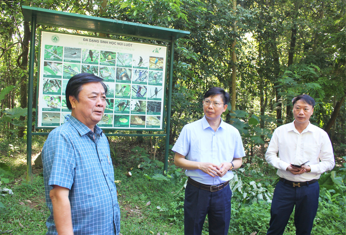 Bộ trưởng Lê Minh Hoan (bên trái) lưu ý Trường Đại học Lâm nghiệp phải thấm nhuần triết lý 'giáo dục phải lấy con người làm trung tâm'. Ảnh: Trung Quân.