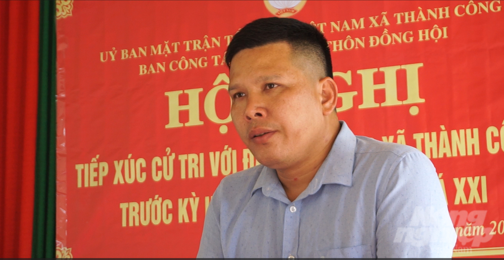 Ông Nguyễn Anh Xuân, đại diện Công ty VIHAD trả lời người dân tại cuộc đối thoại. Ảnh: Quốc Toản.