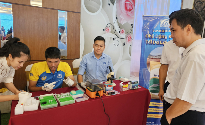 Công nghệ Mobile Lab của Công ty Grobest Việt Nam hỗ trợ người nuôi tôm, giúp phát hiện, chẩn đoán bệnh qua kinh hiển vi. Ảnh: Tâm Phùng.