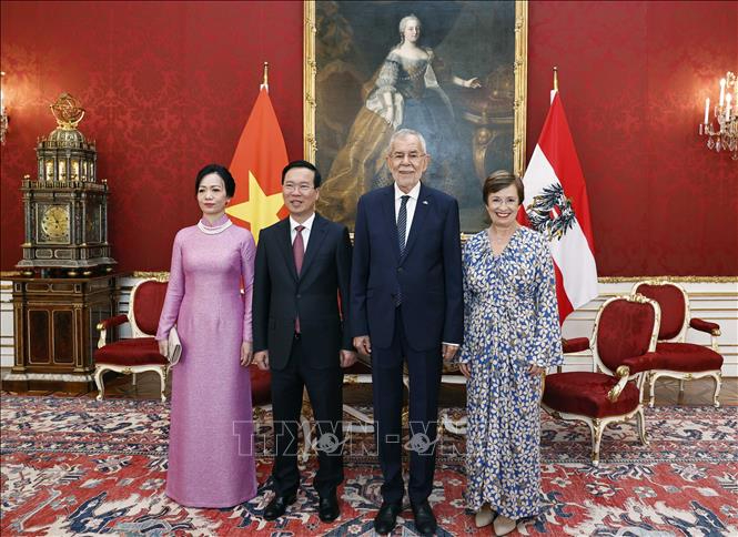 Chủ tịch nước Võ Văn Thưởng và Phu nhân chụp ảnh chung với Tổng thống Cộng hòa Áo Alexander Van der Bellen và Phu nhân tại buổi gặp hẹp. Ảnh: TTXVN.