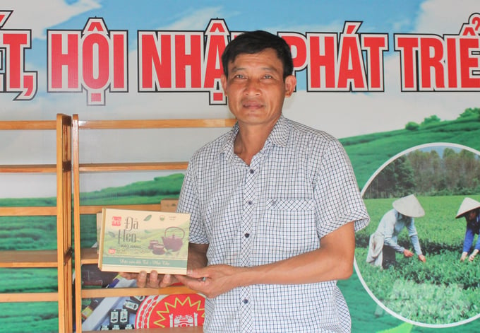 Ông Nguyễn Văn Thanh, Giám đốc HTX Sản xuất chế biến chè Đá Hen. Ảnh: Trung Quân.
