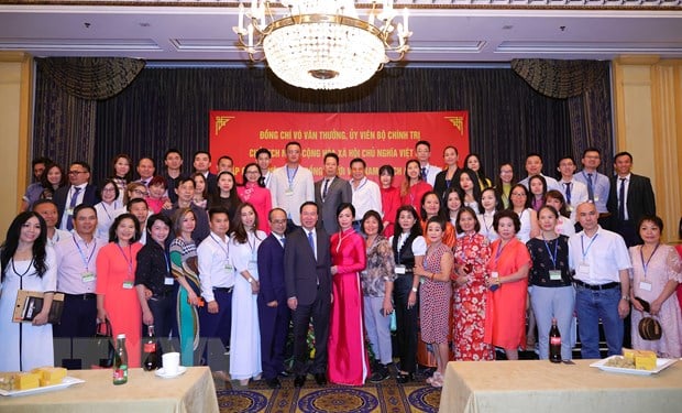 Chủ tịch nước Võ Văn Thưởng và Phu nhân gặp gỡ đại diện cộng đồng Việt Nam tại Áo và châu Âu ngày 23/7 (giờ địa phương). Ảnh:TTXVN.