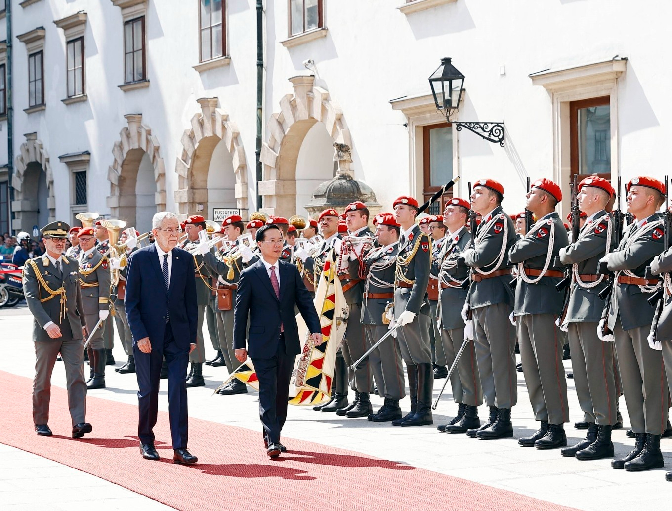 Chủ tịch nước Võ Văn Thưởng và Tổng thống Áo Alexander Van der Bellen duyệt đội danh dự ngày 24/7. Ảnh: TTXVN.