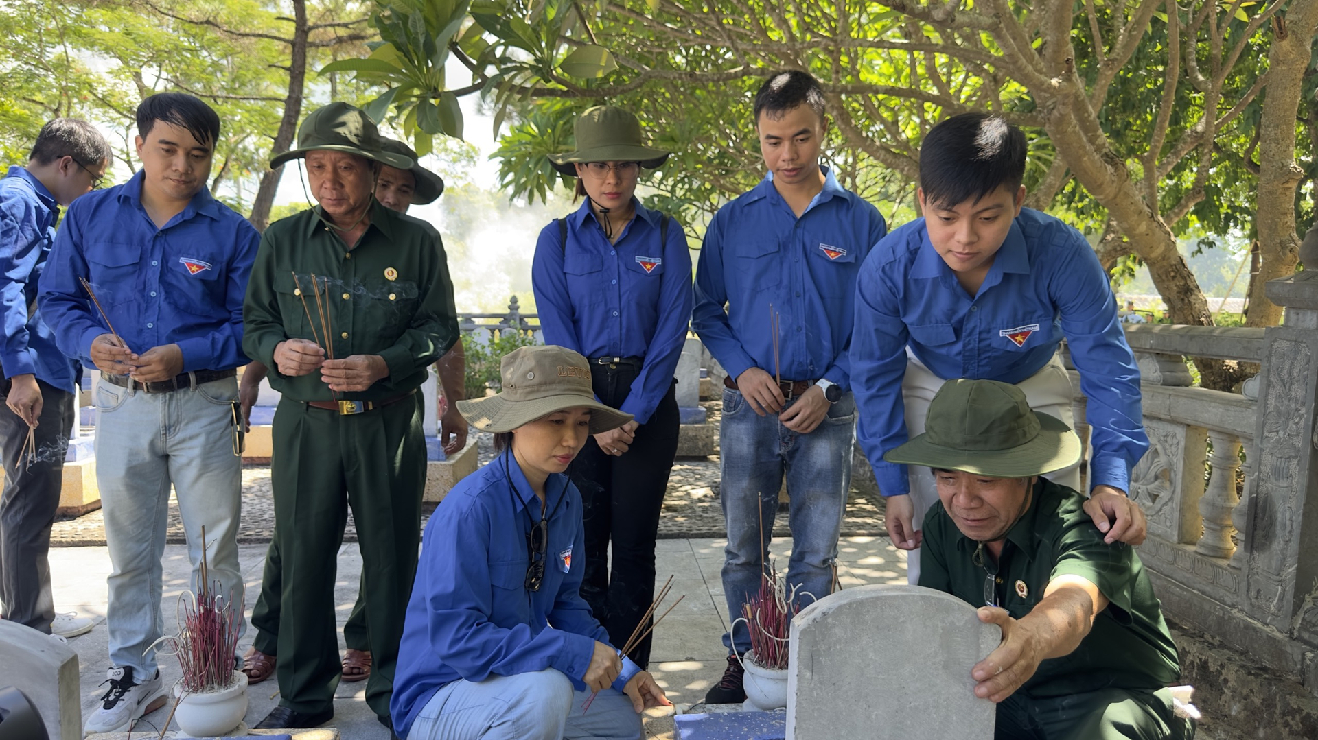 Công tác đền ơn đáp nghĩa là một trong những điểm nhấn nổi bật trong hoạt động đoàn và phong trào thanh niên của Đoàn thanh niên cơ sở Agribank miền Trung. Ảnh: PT.