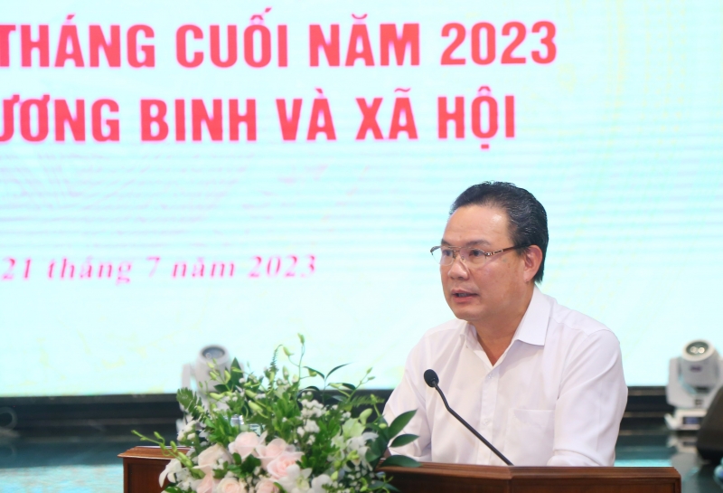 Thứ trưởng Bộ Lao động - Thương binh và Xã hội Lê Văn Thanh báo cáo kết quả thực hiện 6 tháng đầu năm, triển khai nhiệm vụ 6 tháng cuối năm 2023.