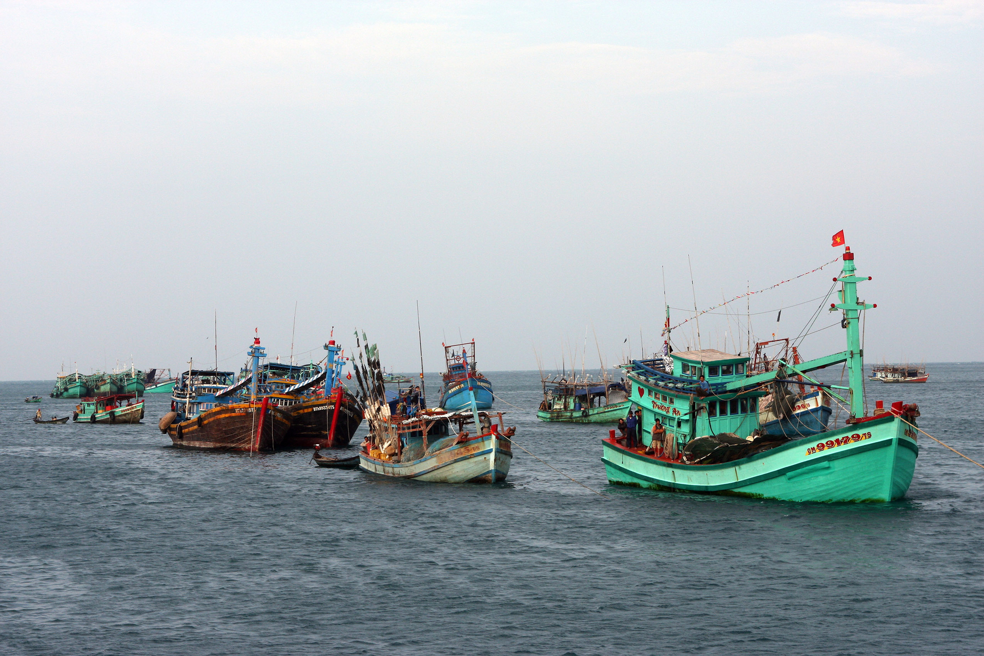 Trong 6 tháng đầu năm 2023, lực lượng kiểm ngư Trung ương đã giám sát hoạt động khai thác thủy sản trên biển của gần 6.300 tàu cá. Ảnh: Hồng Thắm.