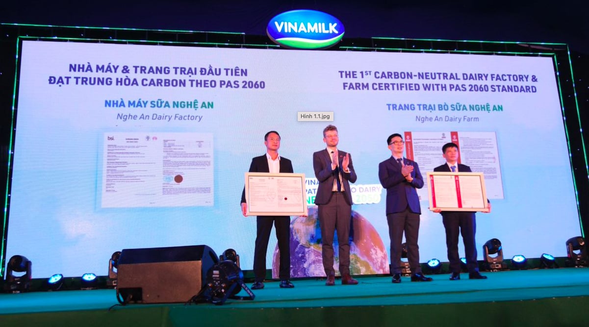 Trang trại bò sữa Vinamilk Nghệ An là trang trại đầu tiên nhận chứng nhận về trung hòa Carbon (PAS2060:2014).