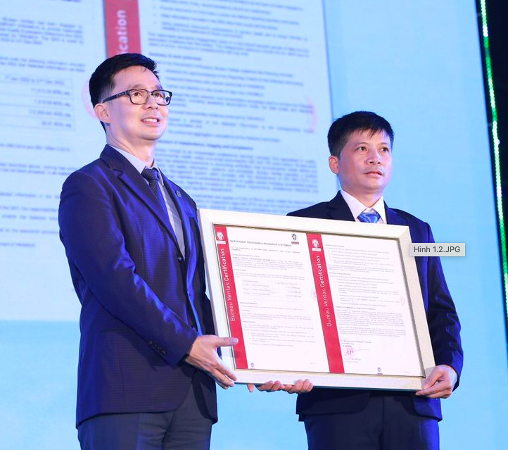 The representative of Bureau Veritas (UK) (left) awarded the certificate of carbon neutrality to Vinamilk's farm in Nghe An.