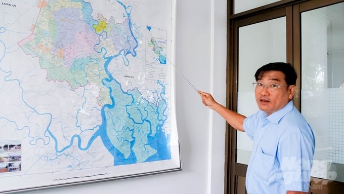 Ông Nguyễn Văn Đam đang chia sẻ với phóng viên Báo Nông nghiệp Việt Nam về những hiệu quả mà kênh Đông Củ Chi mang lại. Ảnh: Lê Bình.