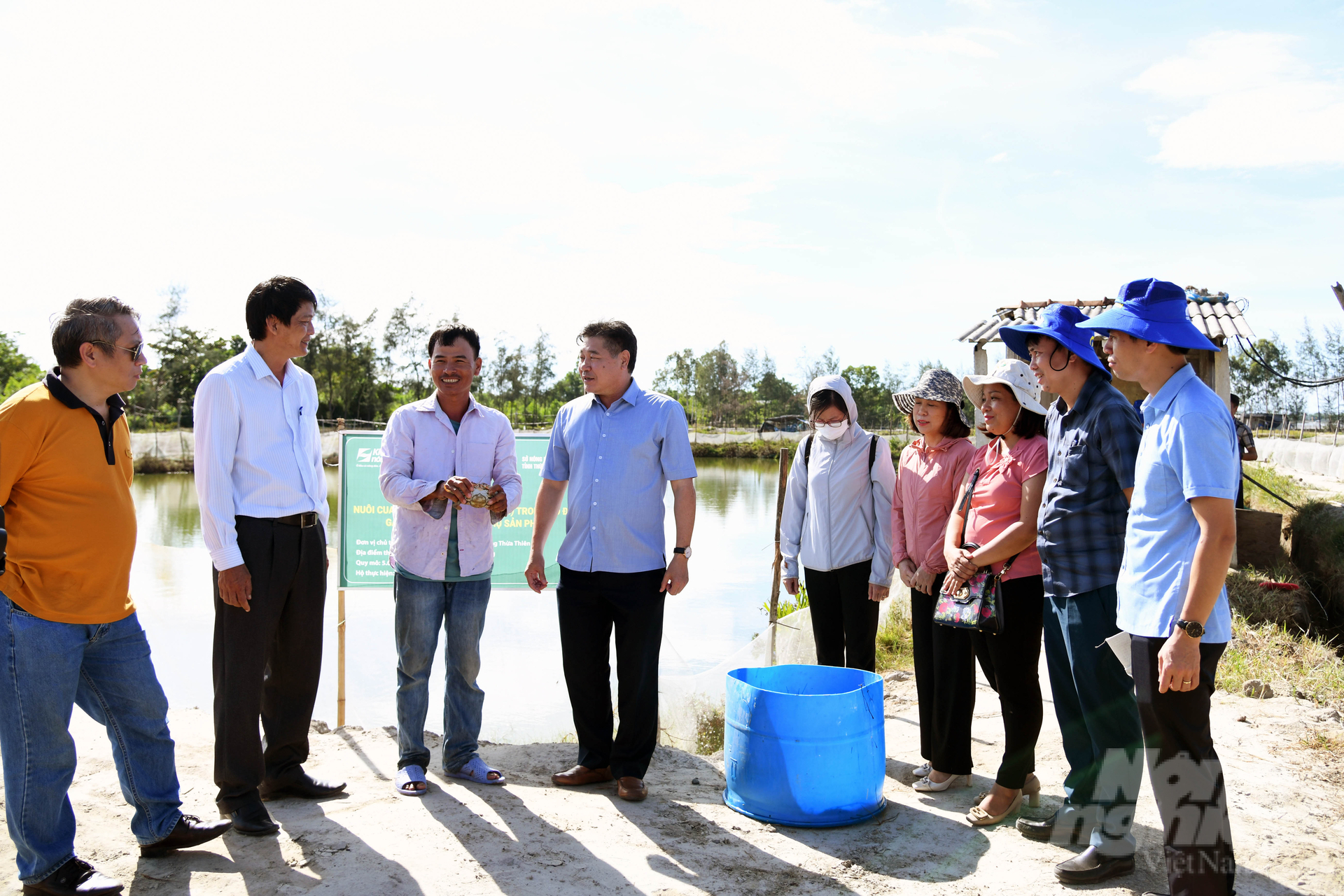 Đoàn công tác thăm mô hình nuôi cua gạch trong ao đầm gắn với liên kết tiêu thụ sản phẩm tại xã Phú Gia, huyện Phú Vang. Ảnh: Công Điền.
