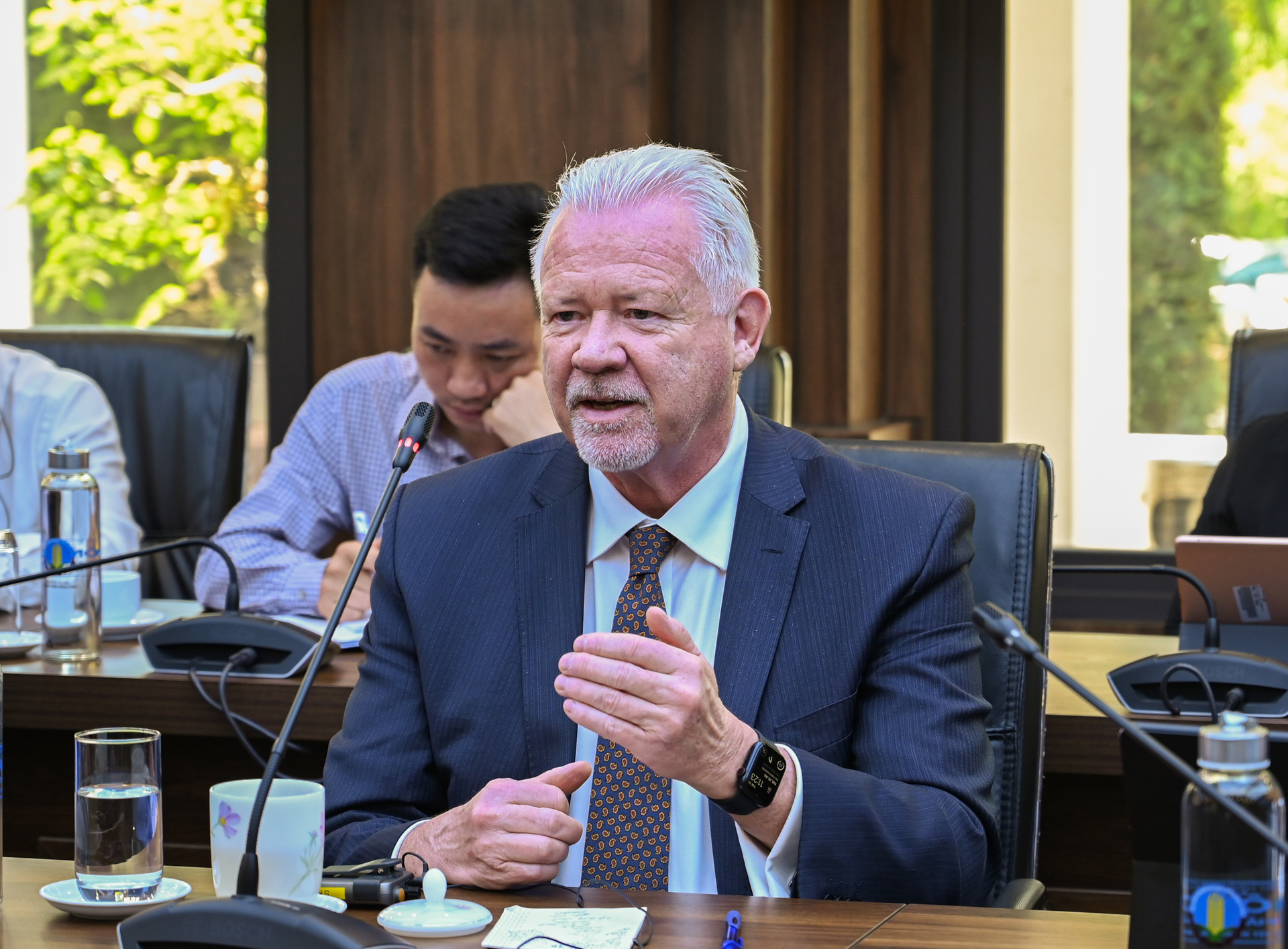  Ông David Brand, Chủ tịch Quỹ đầu tư The New Forest, thảo  luận về lợi thế ngành lâm nghiệp Việt Nam. Ảnh: Quỳnh Chi.