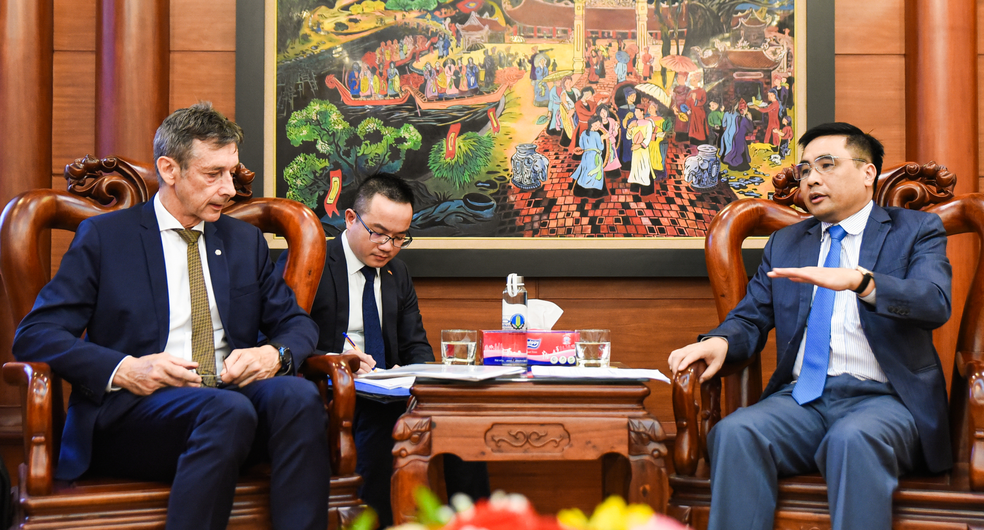 MARD Deputy Minister Nguyen Quoc Tri meets and discusses with Mr. Christoph Hoffmann, Substitute Deputy of the Committee on Economic Cooperation and Development of the German National Assembly. Photo: Pham Huy.