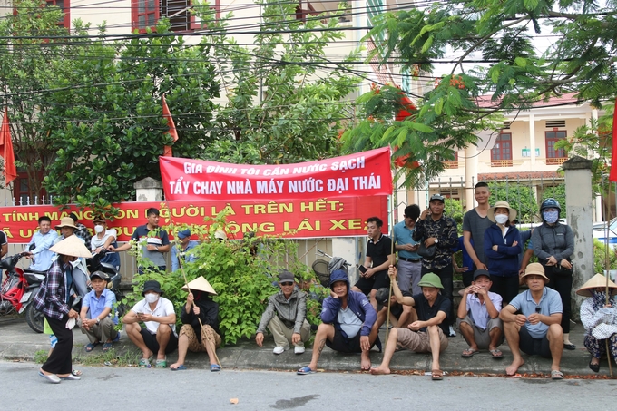 Người dân tụ tập trước cổng UBND xã Đông Phương 'tẩy chay' nhà máy nước Đại Thái. Ảnh: Đinh Mười.