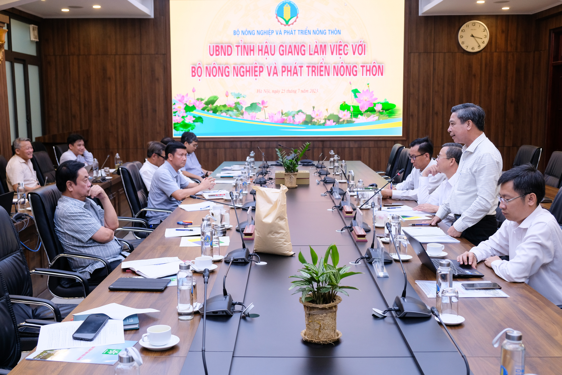 The Ministry of Agriculture and Rural Development held a meeting with Hau Giang province on the afternoon of July 25. Photo: Tung Dinh.