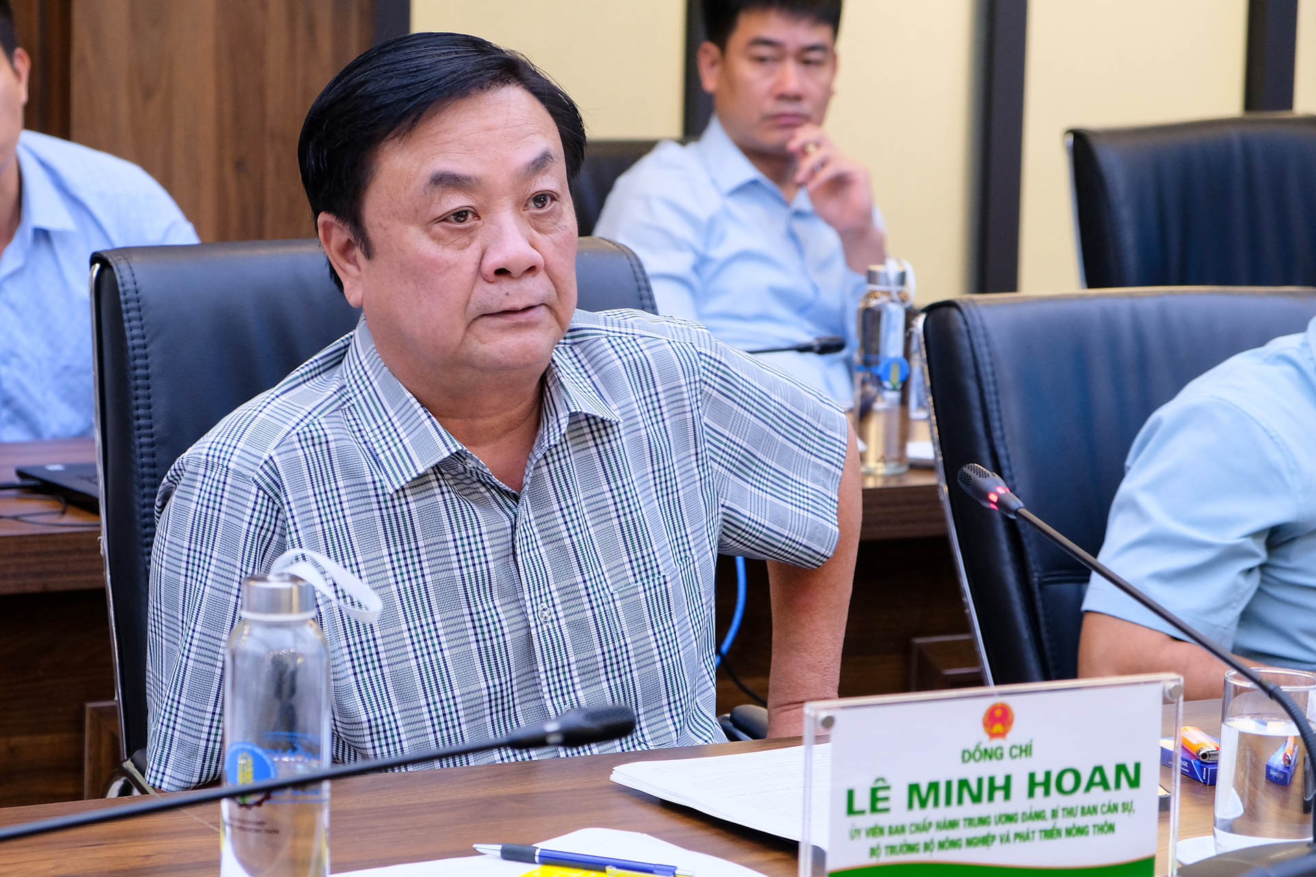 Minister Le Minh Hoan provided several suggestions regarding the content of the festival. Photo: Tung Dinh.