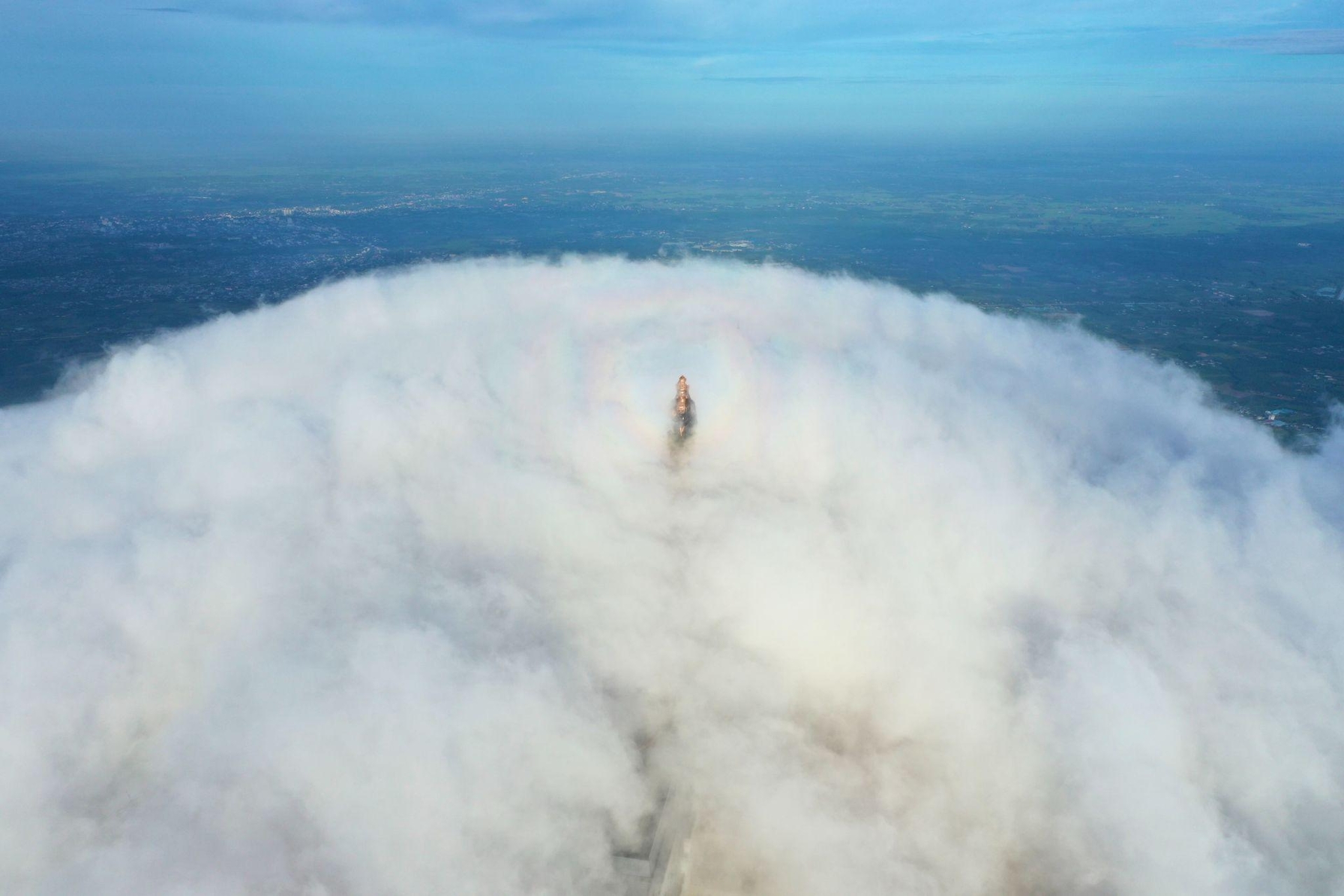 Những tầng mây khi bồng bềnh khi tan biến quanh đại tượng Phật Bà Tây Bổ Đà Sơn, tạo nên một không gian vô cùng ảo diệu. Đỉnh núi Bà Đen vì thế đang là điểm đến săn mây hấp dẫn nhất Nam bộ trong những tháng mùa mưa này. Ảnh: Hải Triều.