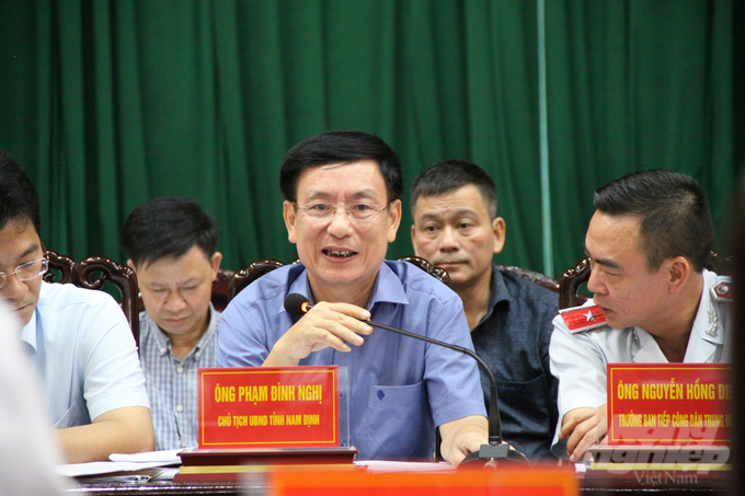 Chủ tịch UBND tỉnh Nam Định Phạm Đình Nghị đối thoại với người dân Cồn Xanh. Ảnh: Kiên Trung.