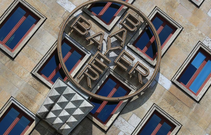 The logo of Bayer AG is pictured at the facade of the historic headquarters of the German pharmaceutical and chemical maker in Leverkusen, Germany, April 27, 2020. Photo: REUTERS/Wolfgang Rattay