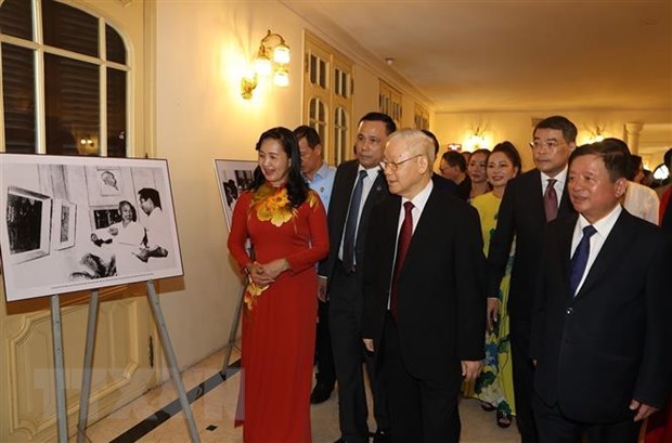 Tổng Bí thư Nguyễn Phú Trọng xem một số hình ảnh trưng bày tại buổi lễ.