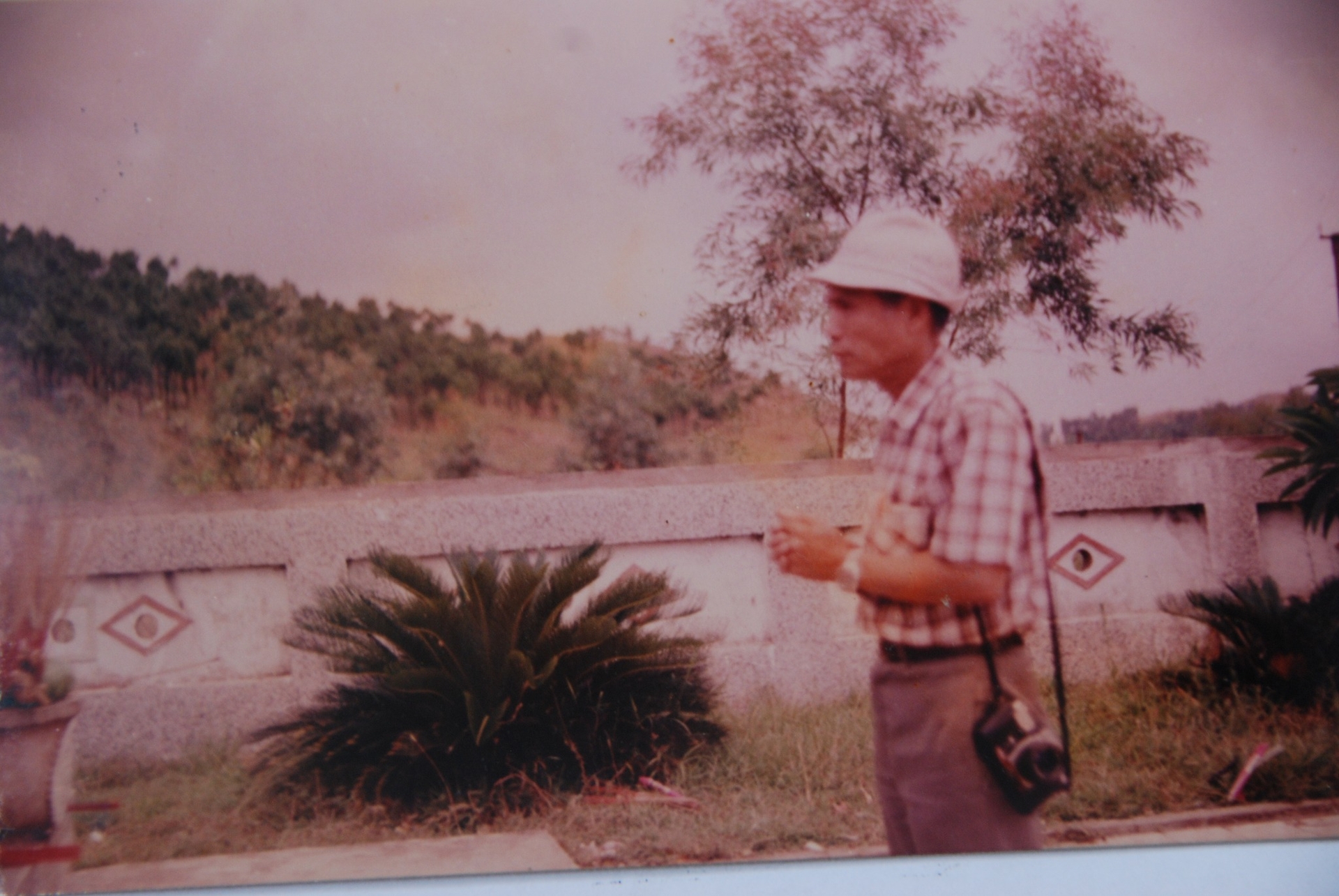 Nhà báo Văn Sắc trong khu Nghĩa trang Đồng Lộc năm 1992 (Thời điểm Khu Nghĩa trang chưa tu tạo). Ảnh: Xuân Ba.