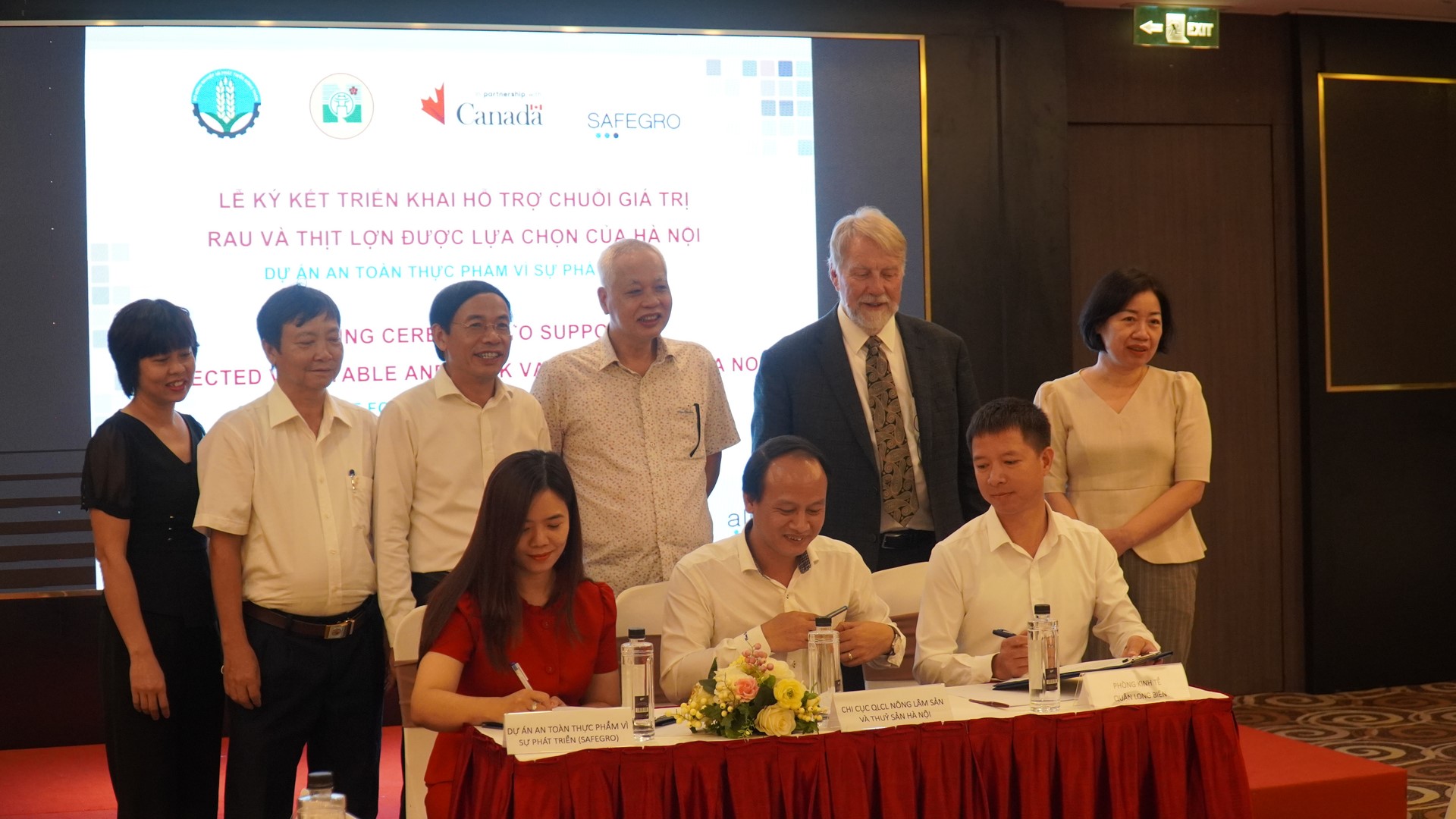 The signing ceremony between the Project, Hanoi Agro-Forestry-Fisheries Quality Assurance Sub-Department, and the Economic Department of Long Bien District. Photo: Hong Tham.