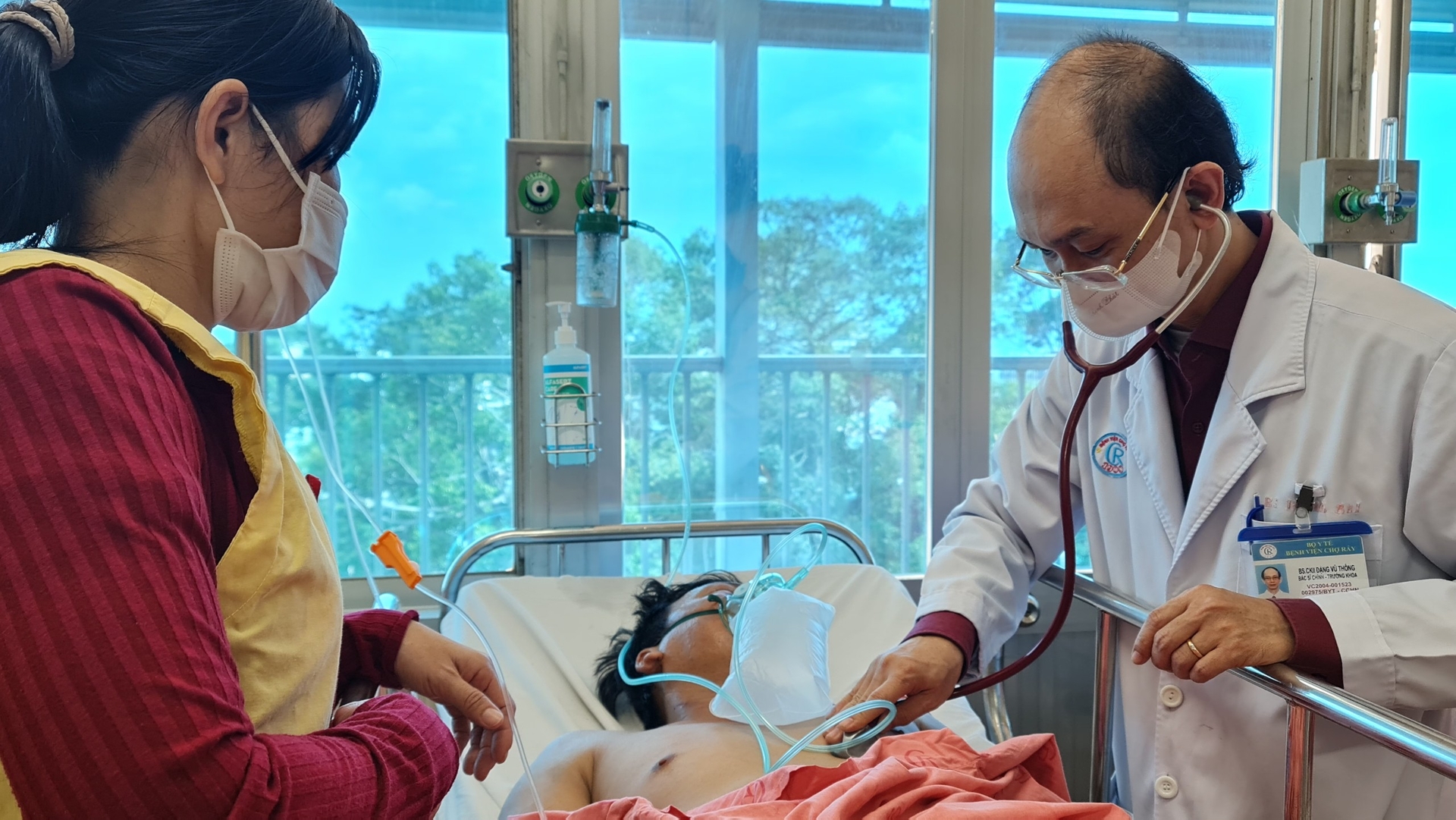 Bác sĩ chuyên khoa 2 Đặng Vũ Thông, Trưởng khoa Nội phổi Bệnh viện Chợ Rẫy thăm khám cho bệnh nhân bị ngộ độc khí ga. Ảnh: Bệnh viện cung cấp.