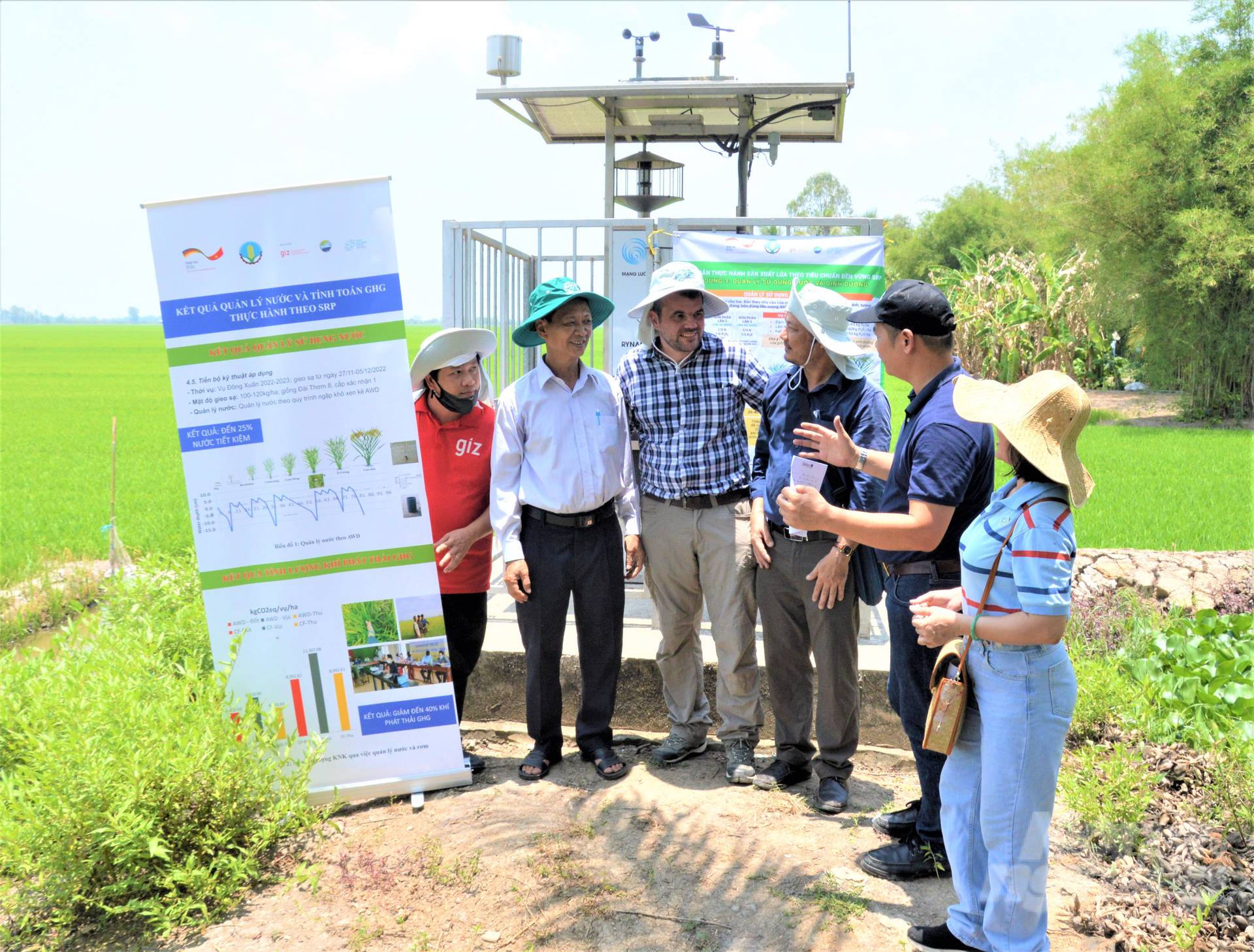Participating in the VnSAT project, the Kenh 7A Agricultural Cooperative has invested in a smart station to monitor worm and planthopper and support integrated pest management (IPM), helping to reduce unnecessary pesticide spraying in the field. Photo: Trung Chanh.