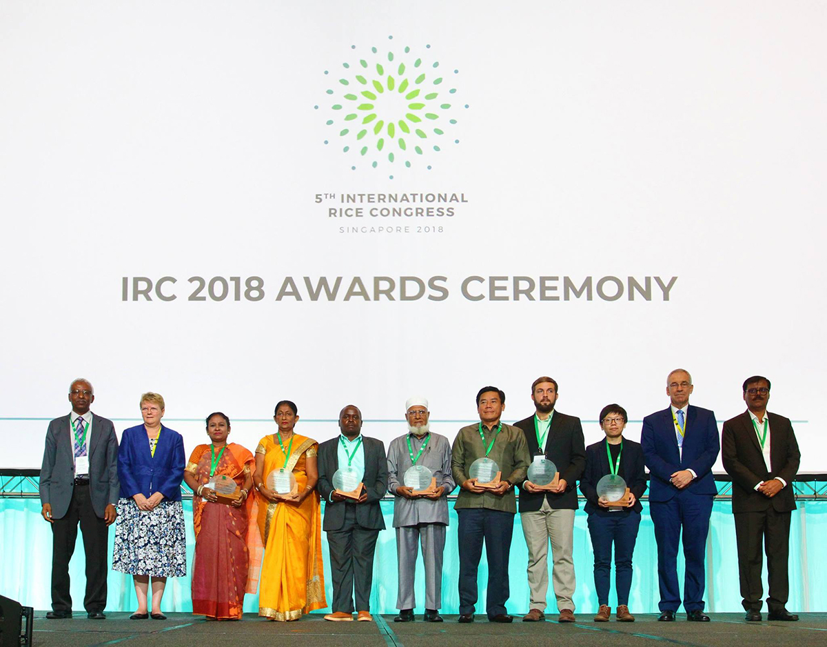 Các nhà khoa học được nhận giải thưởng trong Đại hội Lúa gạo Quốc tế lần thứ 5 tại Singapore (năm 2018). Ảnh: IRRI.