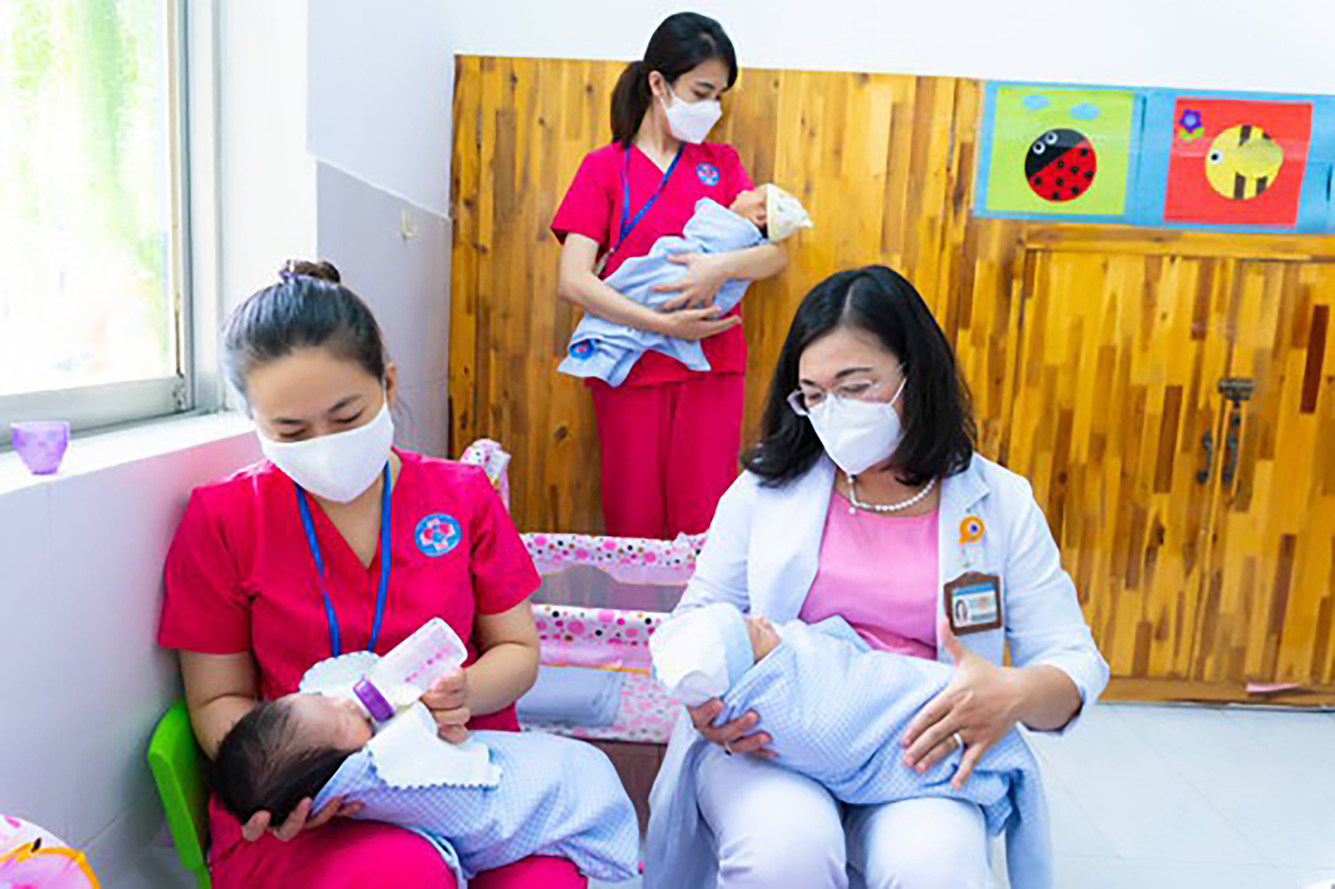 PGS.TS Hoàng Thị Diễm Tuyết, Giám đốc Bệnh viện Hùng Vương cùng các bảo mẫu tình nguyện viên chăm sóc các em bé tại Trung tâm H.O.P.E ở thời điểm TP.HCM là tâm dịch Covid-19.