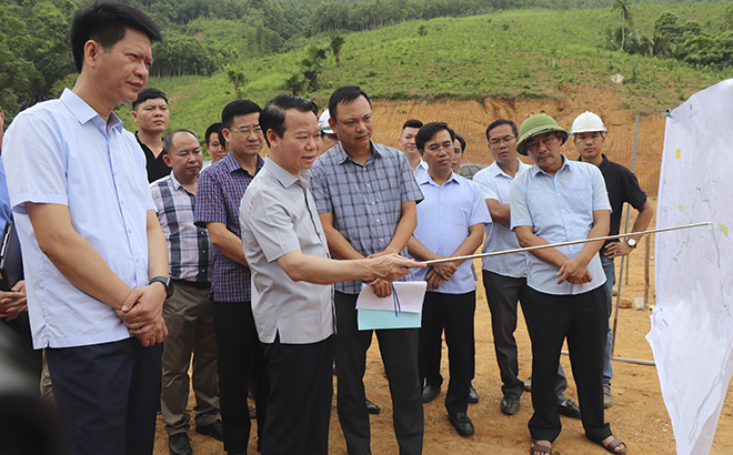 Lãnh đạo tỉnh Yên Bái kiểm tra tiến độ thi công tuyến đường nối quốc lộ 32 với nút giao IC 15 đường cao tốc Nội Bài - Lào Cai. Ảnh: Thanh Tiến.