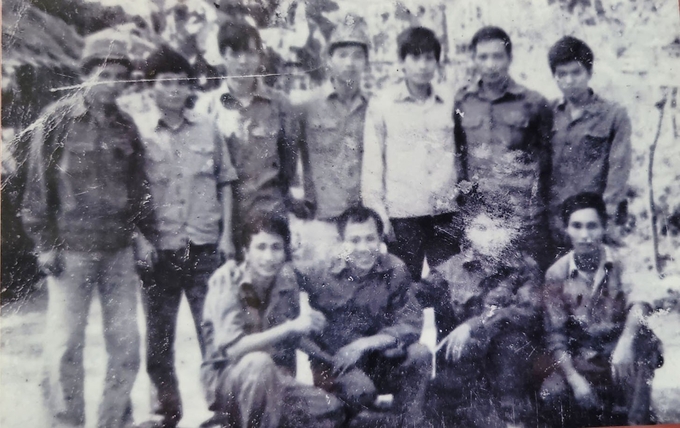 Liệt sỹ Ngô Xuân Bình (người đứng thứ hai từ trái qua) cùng đồng đội tại mặt trận Vị Xuyên. Ảnh: Gia đình cung cấp.