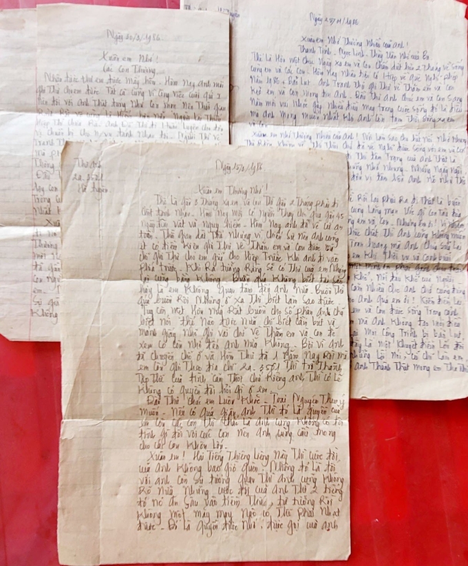 Những bức thư của liệt sỹ Ngô Xuân Bình đang được gia đình lữu giữ. Ảnh: T. Long.