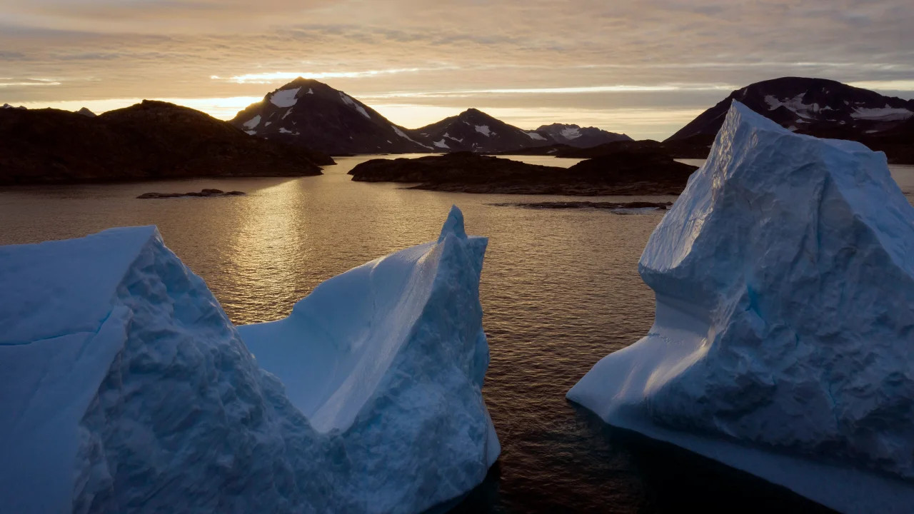 Tảng băng lớn gần Kulusuk, Greenland. Các nhà khoa học nói rằng dòng chảy quan trọng ở Bắc Đại Tây Dương có thể biến mất trong một vài thập kỉ tới.