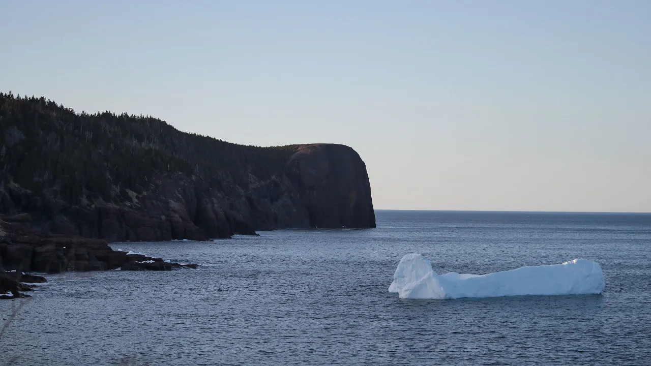 Tảng băng trôi tại Flatrock Cove, Newfoundland, Canada. Đại dương ấm lên và băng tan chảy đe dọa đến sự ổn định của dòng hải lưu tại Đại Tây Dương.