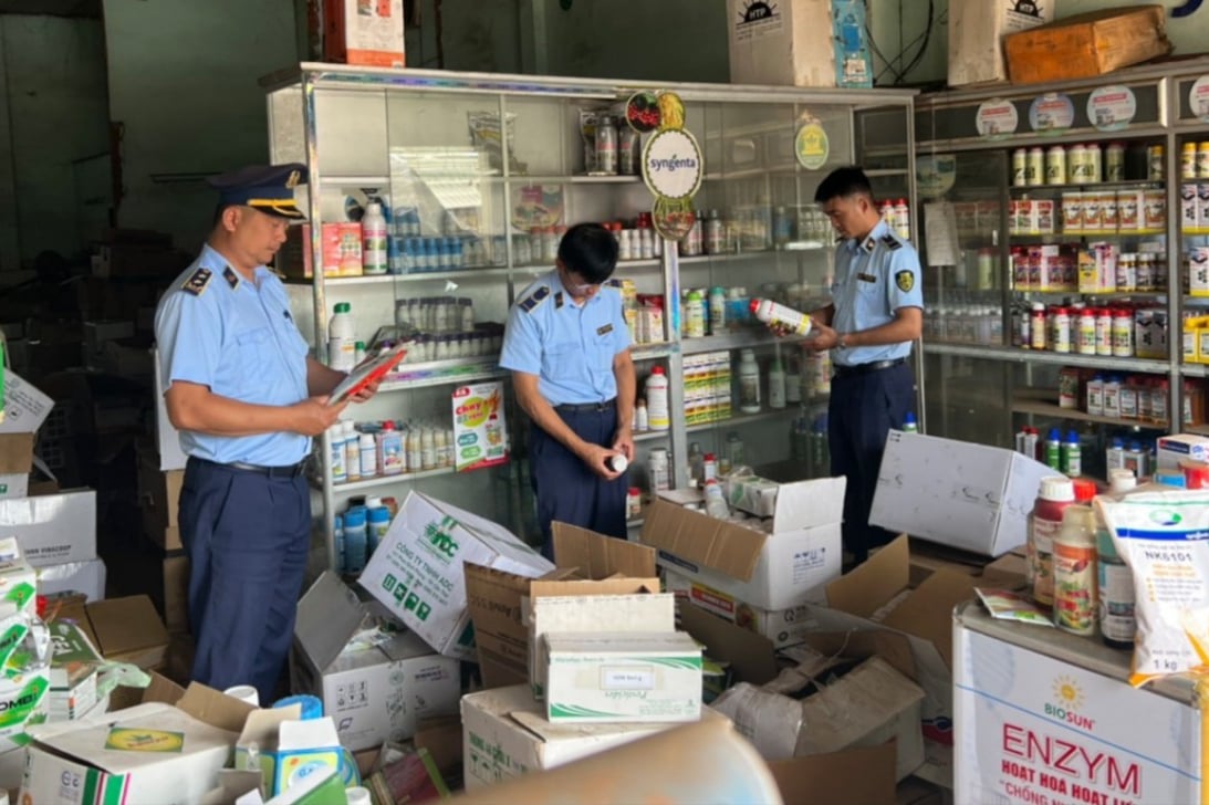 Lực lượng chức năng Đắk Nông đang kiểm tra một đơn vị kinh doanh thuốc bảo vệ thực vật trên địa bản tỉnh.