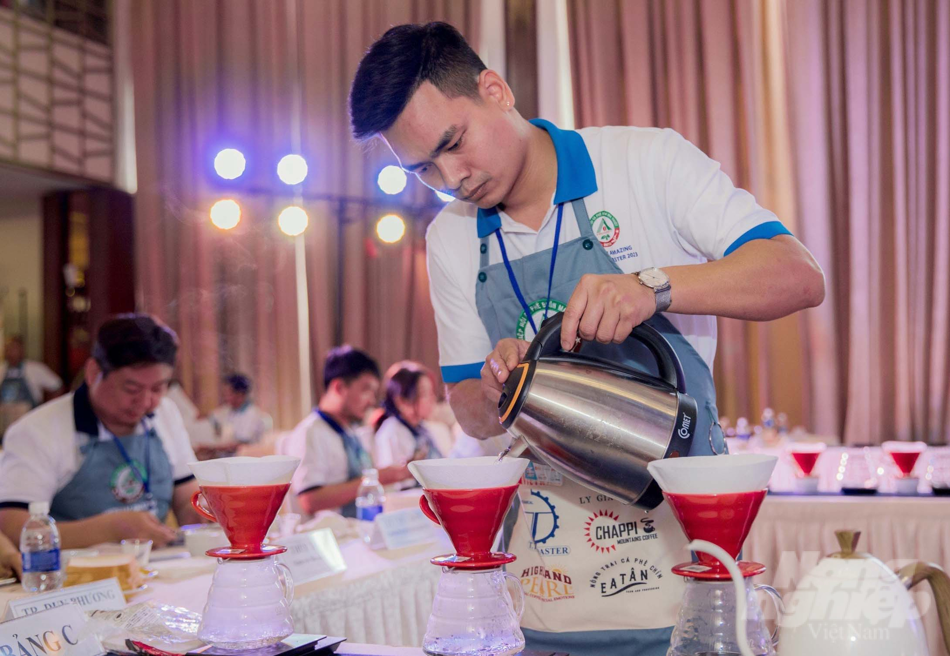 Những cuộc thi cà phê cũng thường xuyên được các doanh nghiệp tổ chức nhằm đánh giá năng lực sản xuất, chế biến của các đơn vị. Ảnh: Minh Quý.