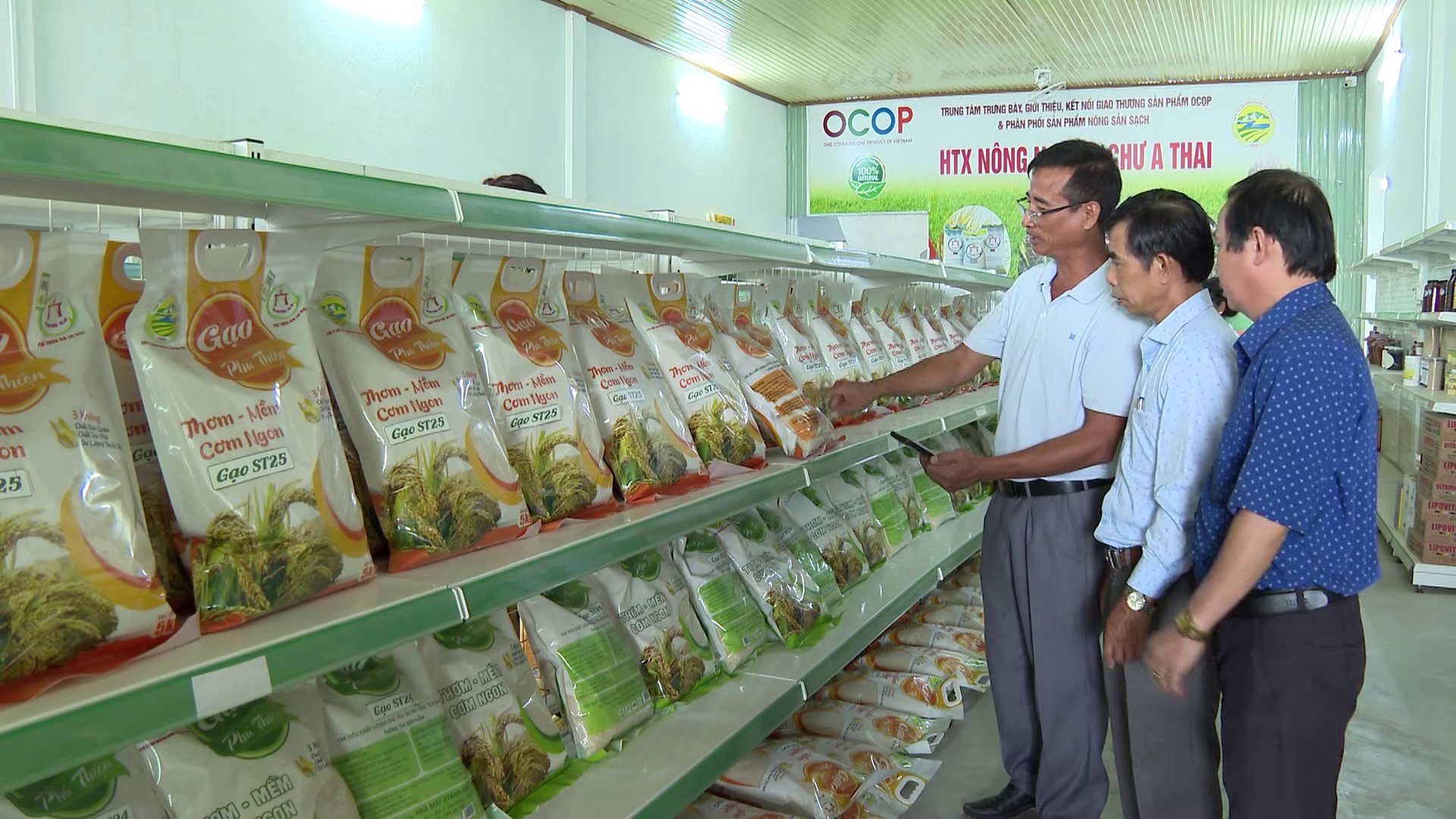 HTX Nông nghiệp Chư A Thai (huyện Phú Thiện, Gia Lai) trưng bày sản phẩm gạo ST25. Ảnh: Đăng Lâm.
