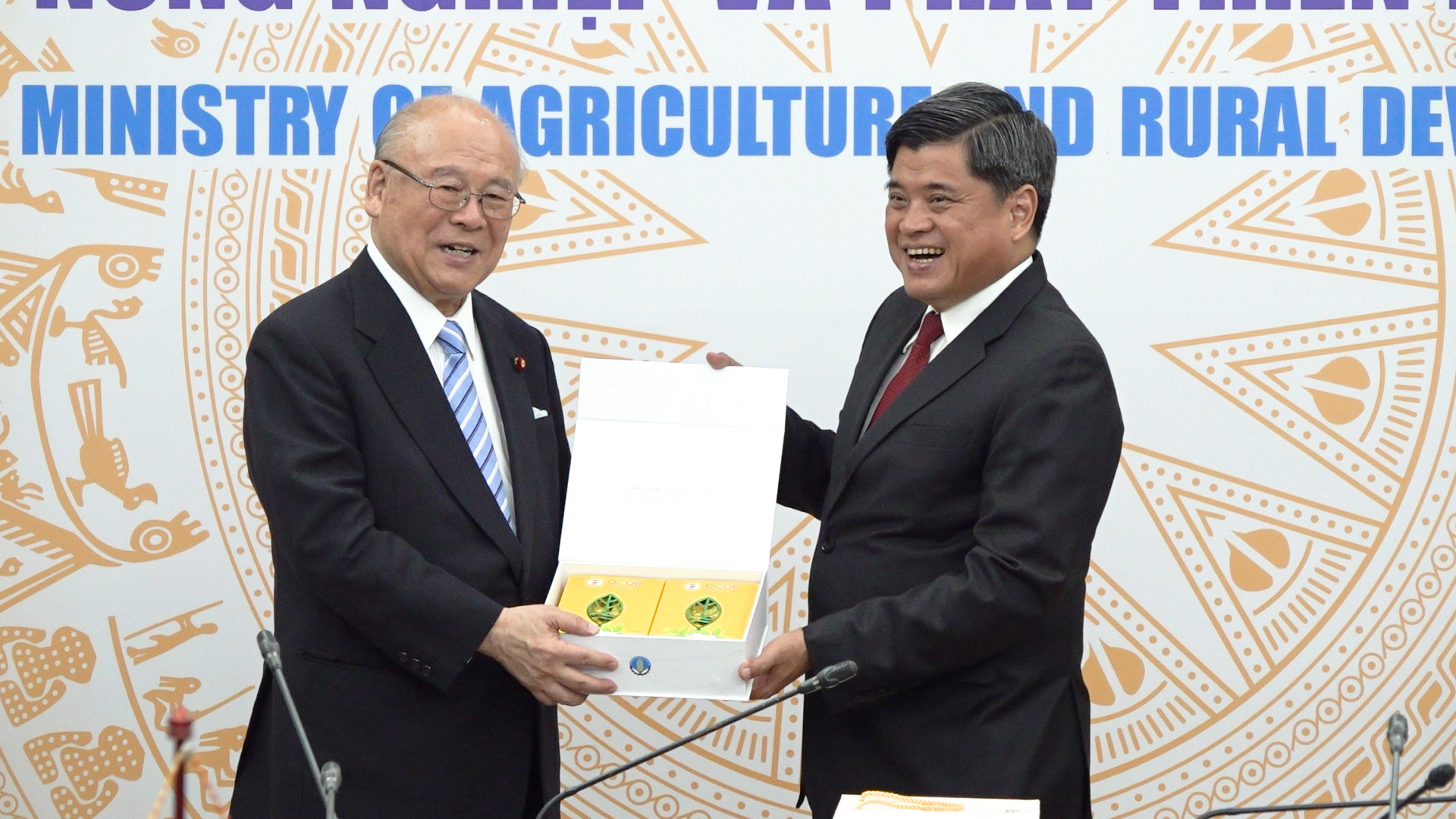 Deputy Minister Tran Thanh Nam (right) presents gifts to Mr. Tsutomu Takebe. Photo: Thanh Thuy.